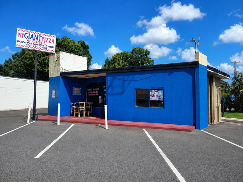 NY Giant Pizza exterior