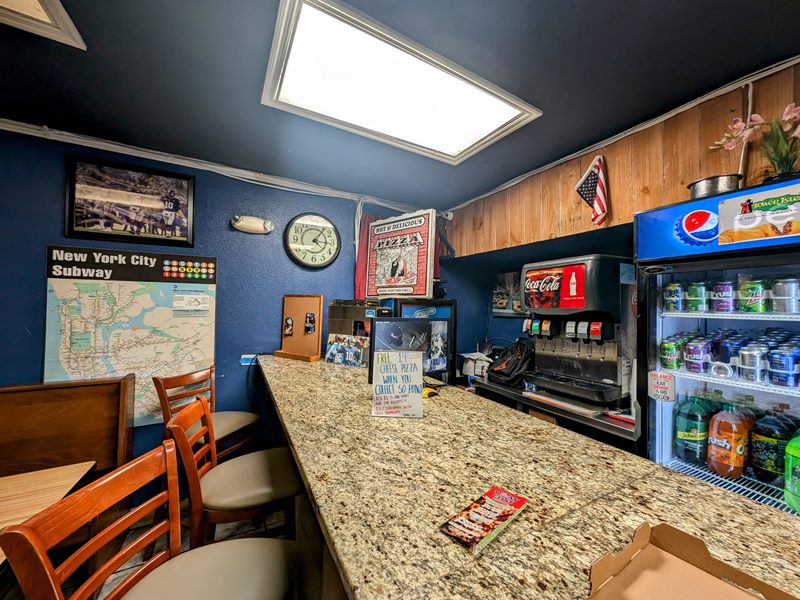 NY Giant Pizza interior