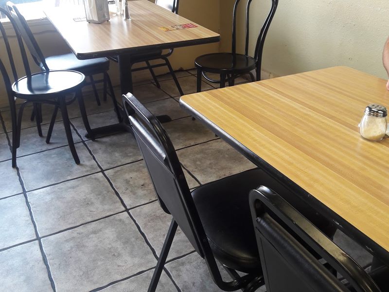 NY Giant Pizza interior